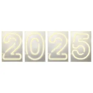 Неоновая надпись “2025”